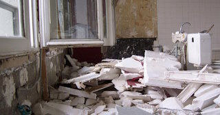 Демонтаж хрущевки в Камне-на-Оби - удаление старых полов и стен по выгодной цене от 1786 рублей.